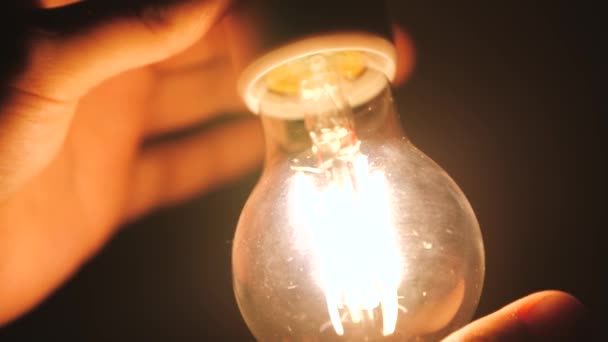 夜の間に電球を交換する — ストック動画