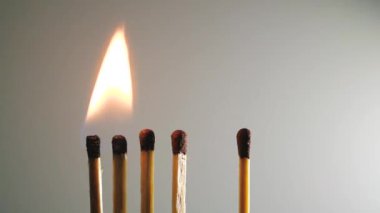 Yanan kibrit yavaş çekimde. Domino Efekti
