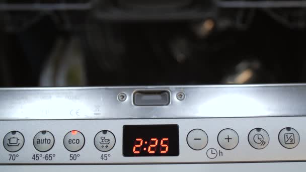 Pressionando alguns botões em uma máquina de lavar louça — Vídeo de Stock