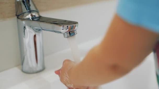 Zbliżenie ujęcia dziecka myjącego ręce — Wideo stockowe