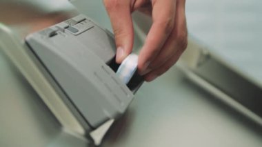 Adamın biri bulaşık makinesine tablet koymuş.