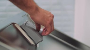 Bulaşık makinası tableti otomatik tepsiye koy ve kapat..