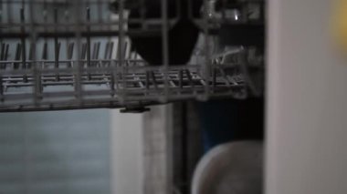 Bulaşık makinesine bulaşık yüklüyorum.