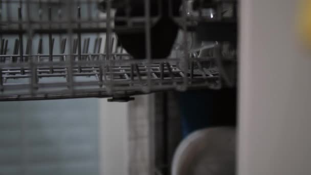 Bulaşık makinesine bulaşık yüklüyorum. — Stok video