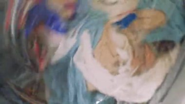 Çamaşır makinesi çalışıyor.