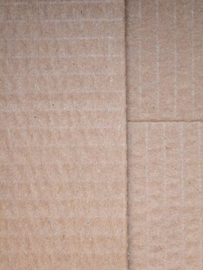 Detaylı makro fotoğraf kahverengi kıvrımlı karton yüzey dokusunu gösteriyor. Görüntü, fibröz materyali, ince ızgara deseni ve doğal kusurları vurguluyor. Çevre dostu projeleri vurguluyor, arka plan veya tasarım projeleri için uygun hale getiriyor.