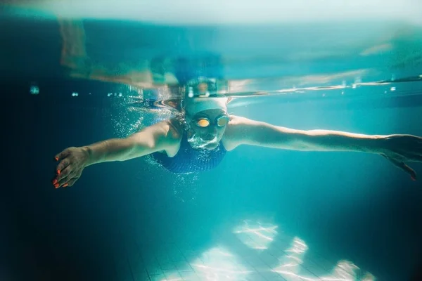 Female swimmer at the swimming pool.Underwater photo. — Stock Photo, Image