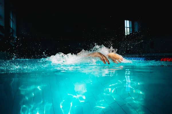 Nadador mulher profissional nadar usando a técnica breaststroke em — Fotografia de Stock