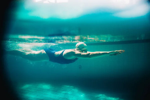 Nadadora feminina na piscina. Foto subaquática . — Fotografia de Stock