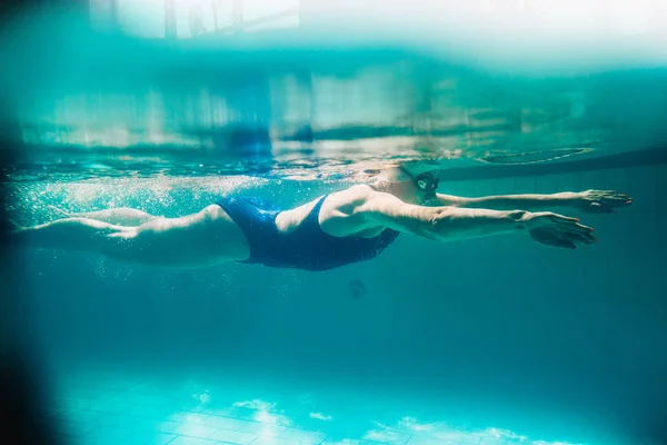 Nadadora en la piscina.Foto submarina . —  Fotos de Stock