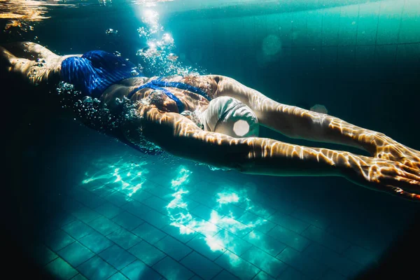 Nageuse à la piscine.Photo sous-marine . — Photo