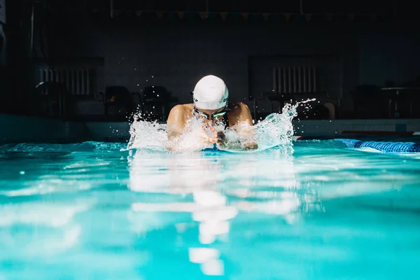 Nuoto professionale donna nuotatore utilizzando la tecnica rana su — Foto Stock