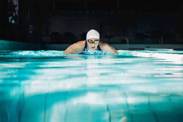 Επαγγελματική γυναίκα κολυμβητής κολυμπούν χρησιμοποιώντας τεχνική — Φωτογραφία Αρχείου