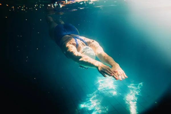 Nadadora en la piscina.Foto submarina . —  Fotos de Stock