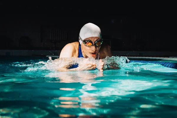 Nuoto professionale donna nuotatore utilizzando la tecnica rana su — Foto Stock