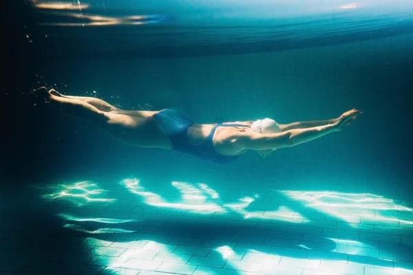 Nuotatrice in piscina.Foto subacquea . — Foto Stock