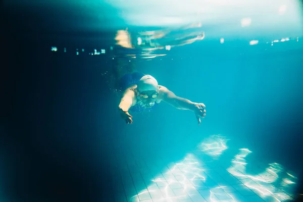 Жіночий плавець у басейні. . — стокове фото