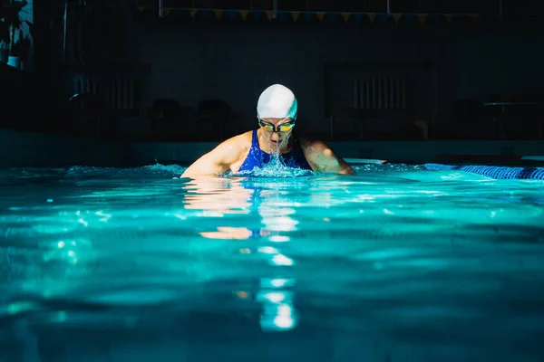 Профессиональная женщина плавает с использованием техники брасса на — стоковое фото