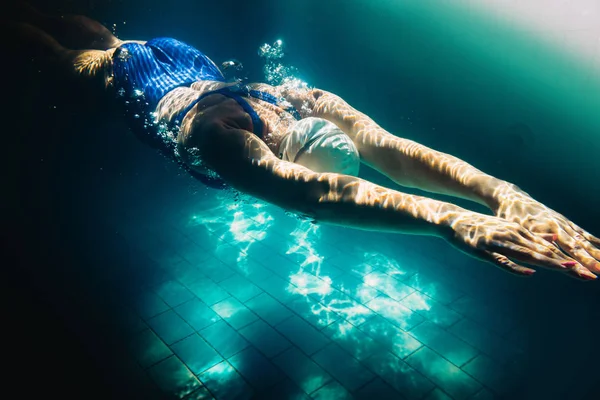 Женщина пловчиха у бассейна. Подводное фото . — стоковое фото