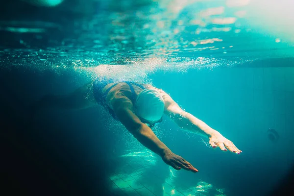 Nageuse à la piscine.Photo sous-marine . — Photo