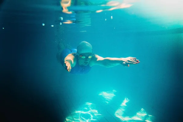 Female swimmer at the swimming pool.Underwater photo. — Stock Photo, Image