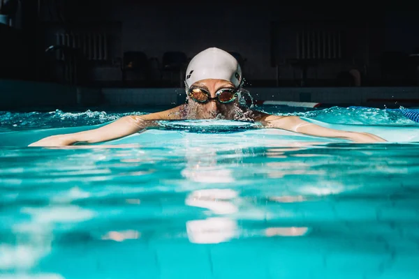 Nuoto professionale donna nuotatore utilizzando la tecnica rana su — Foto Stock