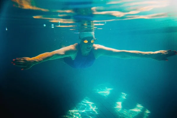 Schwimmerin im Schwimmbad.Unterwasserfoto. — Stockfoto