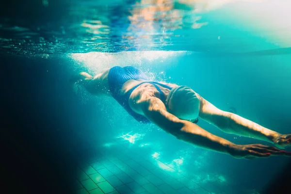 Nadadora en la piscina.Foto submarina . —  Fotos de Stock