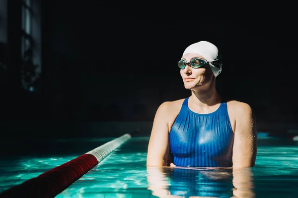 Πορτρέτο του κολυμβητής γυναίκα στην ΚΓΠ και γυαλιά — Φωτογραφία Αρχείου