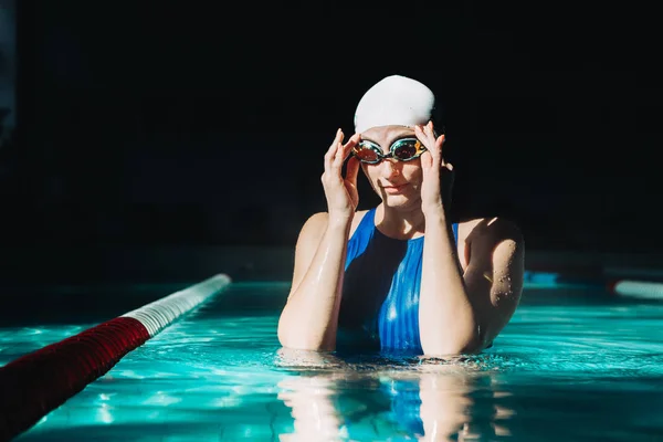 Портрет женщины-пловца в кепке и очках — стоковое фото