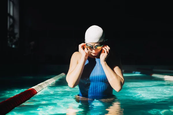 Nuotatrice presso la piscina.Ambiente a luce naturale . — Foto Stock