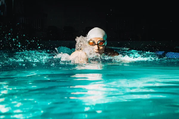 Nuoto professionale donna nuotatore utilizzando la tecnica rana su — Foto Stock