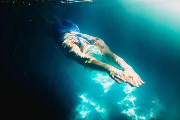 Nageuse à la piscine.Photo sous-marine . — Photo