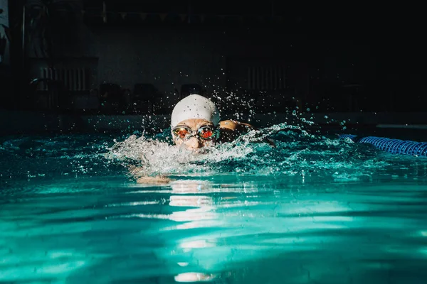 Nuoto professionale donna nuotatore utilizzando la tecnica rana su — Foto Stock