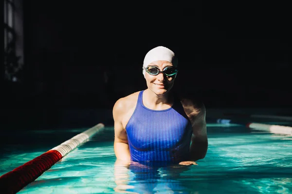 Ritratto di nuotatrice in berretto e occhiali — Foto Stock