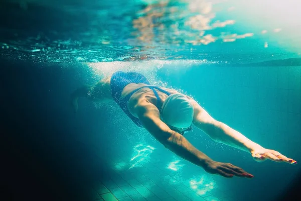 Женщина пловчиха у бассейна. Подводное фото . — стоковое фото
