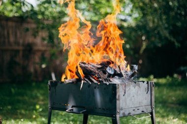 Yaz aylarında bahçede yanan barbekü ızgara 