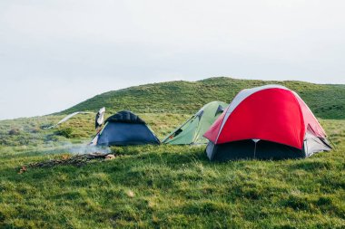 Sisli bir günde dağlarda birkaç kamp çadırı