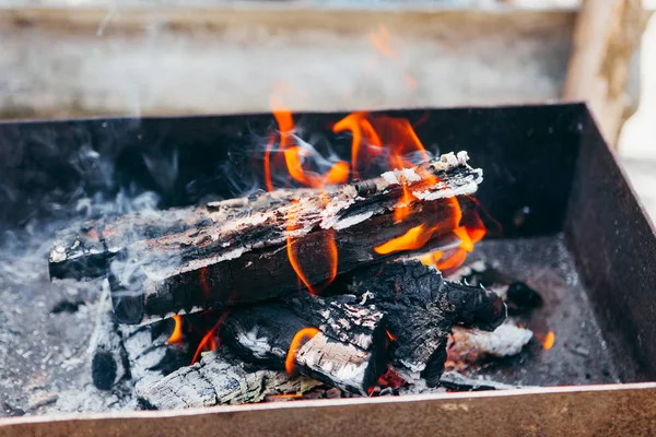 Brochettes de barbecue se préparer sur le gril — Photo