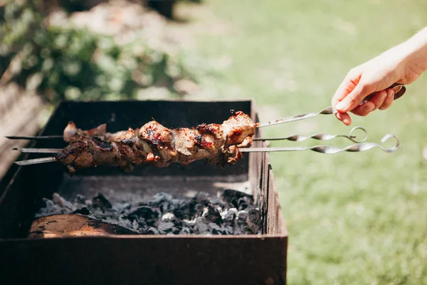 Barbekü şişızgara hazırlanıyor — Stok fotoğraf