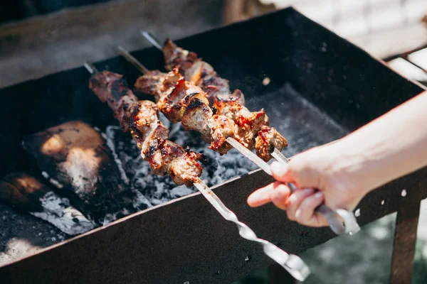 Barbekü şişızgara hazırlanıyor — Stok fotoğraf