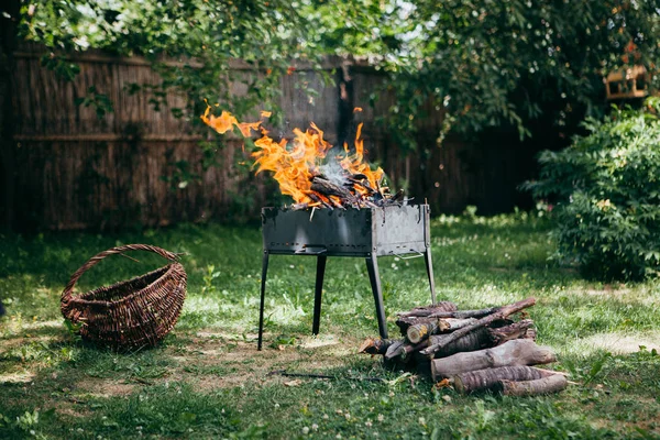 夏季在院子里燃烧的烧烤 — 图库照片
