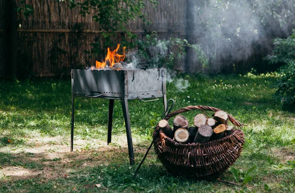 Пламенный гриль для барбекю во дворе летом — стоковое фото