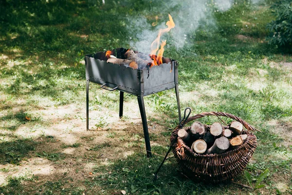 夏の庭で燃えるバーベキューグリル — ストック写真