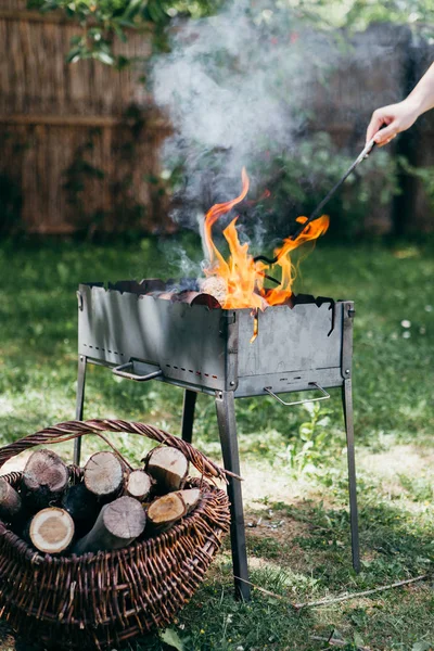 Flammender Grill im Hof im Sommer — Stockfoto