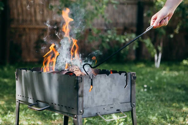 Nyáron a Flaming Barbecue grill az udvaron — Stock Fotó