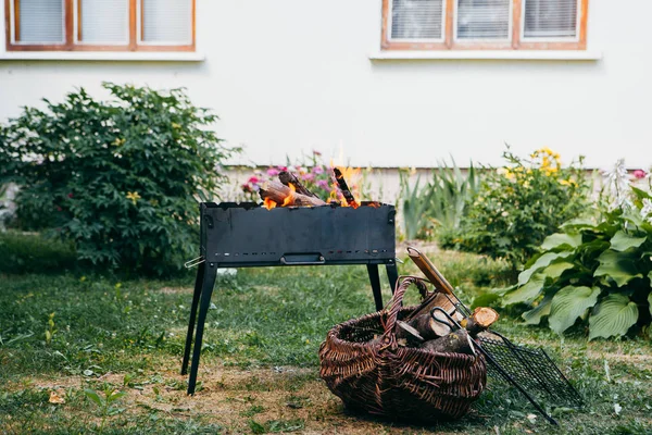 Пламенный гриль для барбекю во дворе летом — стоковое фото