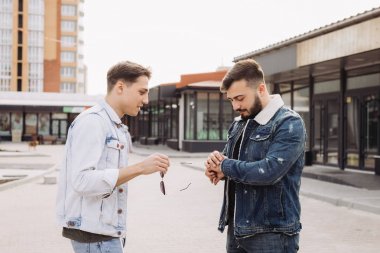 Bir grup arkadaş parti için toplanıyor. Yaz  