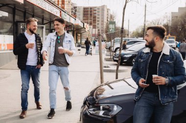 Yaz aylarında eğlenen bir grup arkadaş  