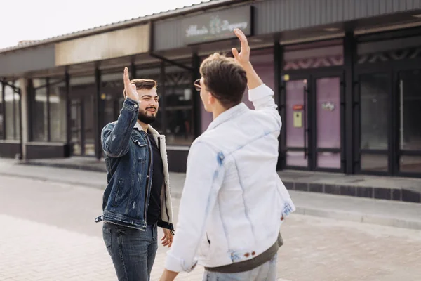 Un grupo de amigos reunidos para una fiesta. Verano. — Foto de Stock